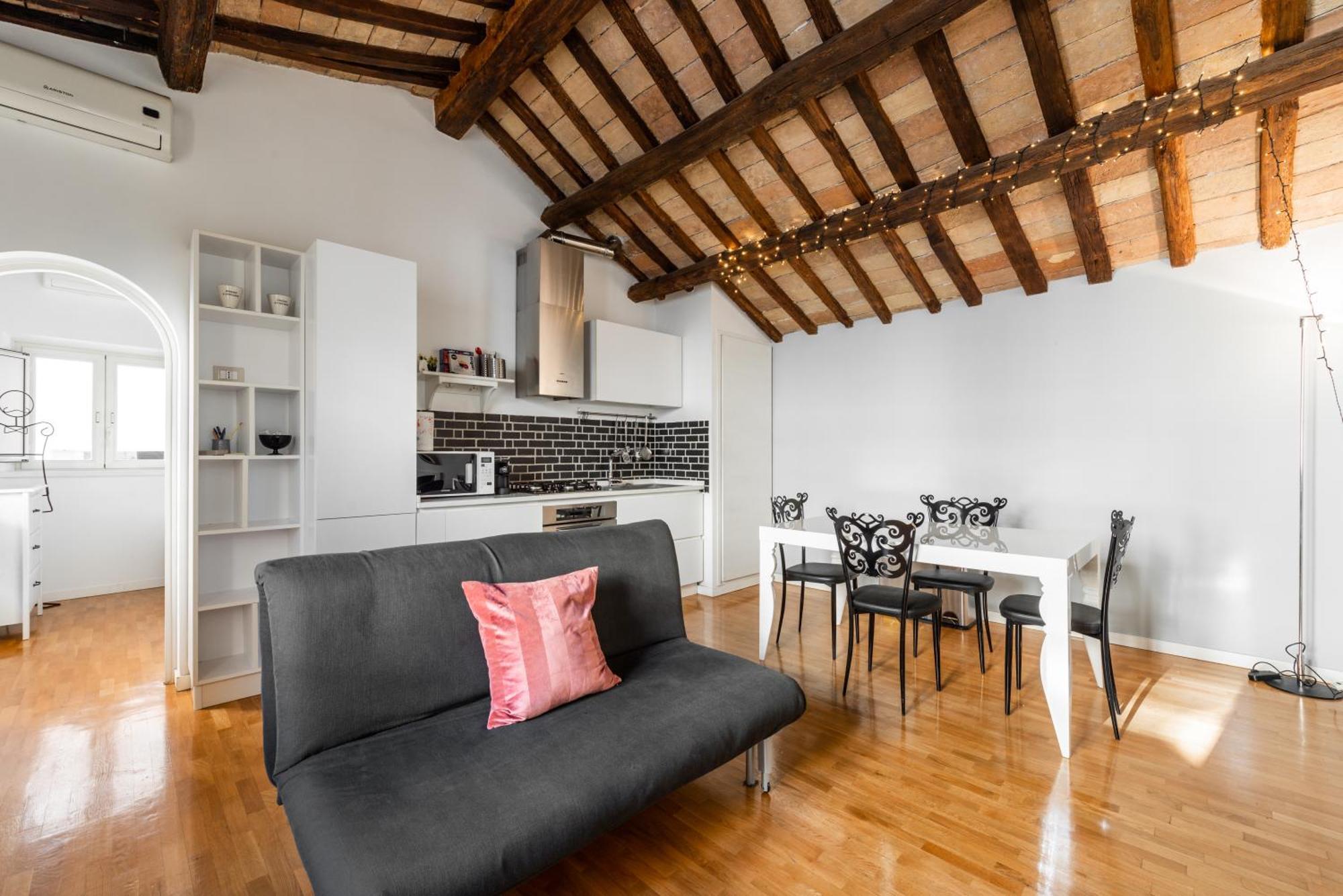 Pavone Centre Romantic Apartment *